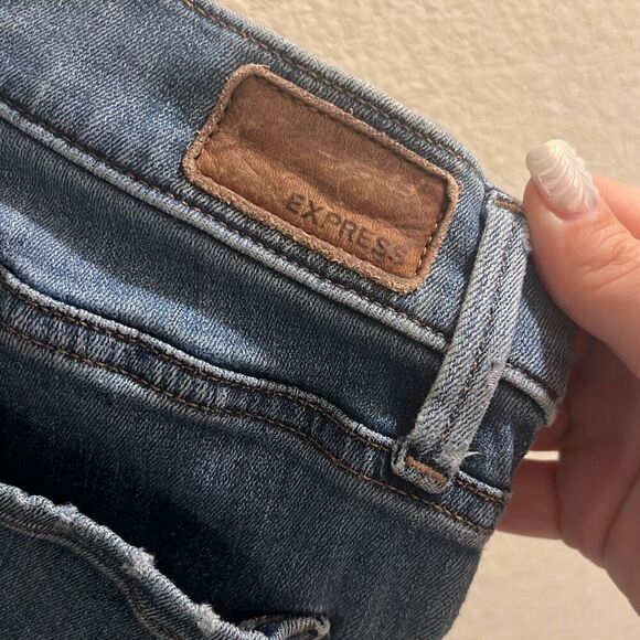 ✨EXPRESS MID RISE RIPPED RAW HEM CROPPED JEAN LIGHT WASH SZ 8 LEGGINGS✨ - Picture 8 of 9